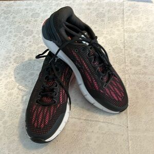 NWOT UnderArmor shoes